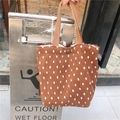 Dettaglio della borsa tote plissettata marrone scuro con pois bianchi e bottone - Stile a pois marrone scuro (Caffè)