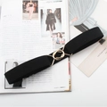 Dettaglio di cintura elastica nera con doppia fibbia dorata su rivista di moda - Fibbia Rotonda in Metallo (Nero)