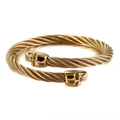 Punk gouden roestvrijstalen schedel kabelarmband voor heren op een witte achtergrond - Goud (KB121343-KFC)
