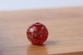 Leuchtende rote Glasperle mit Goldglitzer und weißen Flecken für DIY-Schmuck - Rot
