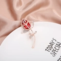 Spilla a fiore in oro rosa con grande cristallo rosso e pavé di strass lucidi - Rosa di Cristallo Rossa