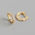 Gros plan de boucles d'oreilles en argent S925 doré avec zircons rectangulaires et ronds - Or