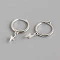 Primo piano di mini orecchini a cerchio a fulmine in argento sterling S925 lucido - Argento 925 / Color Argento Platino (Coppia)
