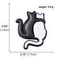 Spilla smaltata con due gatti bianco e nero che si abbracciano, dimensioni 2,4 cm per 1,9 cm - Gatti Bianchi e Neri Abbracciati