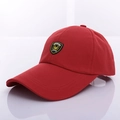 Berretto da baseball classico rosso intenso con scudo ricamato e visiera curva per esterni - Stile Ricamo Scudo / Rosso