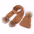 Ensemble bonnet et écharpe en tricot caramel avec pompons en fourrure pour enfants en hiver - Ensemble Bonnet Écharpe / Kaki