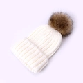 Bonnet tricoté blanc pour enfants avec un pompon marron doux pour l'hiver - Bonnet / Blanc