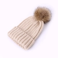 Beigefarbene Strickmütze für Kinder mit einem großen, flauschigen braunen Kunstpelz-Bommel - Beanie / Beige