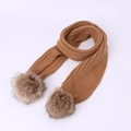 Écharpe en tricot pour enfants couleur camel avec deux pompons en fausse fourrure - Écharpe en tricot / Kaki