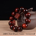 Gros plan d'un chapelet en bois de santal de 20mm avec grain naturel et pendentif - 20mm*12 Perles [Plaque Carrée + Accessoire] Poli Grain 3000