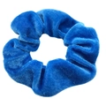 Un seul chouchou en velours bleu au design circulaire sur fond blanc épuré - Bleu lac