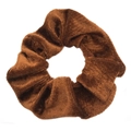 Chouchou en velours marron doux avec plis naturels sur fond blanc propre - Cuivre