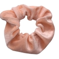 Chouchou en velours rose doux avec design élastique et finition de tissu brillant - Orange Pêche