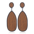 Dettaglio della trama in legno e della montatura nera su orecchini a goccia - Stile 1 (Goccia d'acqua venatura del legno)