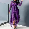 Détail de la robe en dentelle violette avec motifs ajourés et ceinture à nœud en satin - S / Robes / Violet