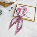Roze zijden lint sjaal met zwarte bloemmotieven gestyled als een decoratieve strik - Roze Bloemenrand