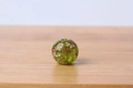 Einzelne grüne leuchtende Glasperle mit Goldsand-Flecken für DIY-Schmuckherstellung - Grasgrün
