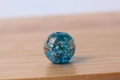 Leuchtende blaue Glasperle mit Kupferflocken und Glitzersand für DIY-Schmuckherstellung - Seeblau