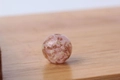 Einzelne rosa leuchtende Glasperle mit Goldglitzer für DIY-Schmuckherstellung - Rosa Jade