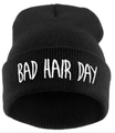 Gros plan sur la maille serrée et la broderie Bad Hair Day sur un bonnet noir - Noir