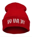 Détail de la broderie blanche Bad Hair Day sur un bonnet en maille rouge vif - Rouge