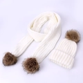 Ensemble d'hiver avec bonnet et écharpe en maille blanche et pompons en fausse fourrure - Ensemble Bonnet Écharpe / Blanc