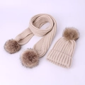 Ensemble hiver en tricot beige avec bonnet, écharpe et pompons en fausse fourrure - Ensemble Bonnet Écharpe / Poche zippée