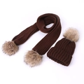 Ensemble bonnet et écharpe en tricot marron foncé avec pompons en fausse fourrure - Ensemble Bonnet Écharpe / Café