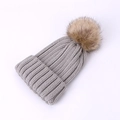 Gemütliche graue Strickmütze mit flauschigem braunem Bommel und Rippstrick für Kinder - Beanie / Grau