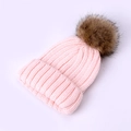 Bonnet tricoté rose avec un pompon en fausse fourrure marron pour enfants - Bonnet / Rose