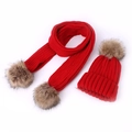 Ensemble bonnet et écharpe en tricot rouge vif pour enfants avec pompons gris en fourrure - Ensemble Bonnet Écharpe / Rouge