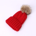 Bonnet d'hiver tricoté rouge vif avec un pompon en fausse fourrure beige doux - Bonnet / Rouge