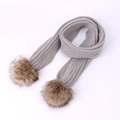 Écharpe tricotée gris clair pour enfants avec deux pompons en fausse fourrure - Écharpe en tricot / Gris