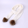 Écharpe en tricot blanc pour enfants avec deux pompons marrons en fausse fourrure - Écharpe en tricot / Blanc
