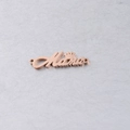 Nahaufnahme von poliertem Mama-Anhänger in Roségold mit Kronendetail für DIY-Schmuck - 7.5*26mm / Roségold