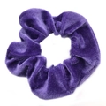 Chouchou en velours violet avec texture douce et couleur intense sur fond blanc pur - Violet