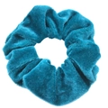 Chouchou individuel en velours bleu sarcelle pour femme sur fond blanc épuré - Aqua