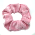 Chouchou en velours rose montrant la texture douce du tissu sur fond blanc - Rose