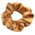 Chouchou en velours marron doré avec texture plissée douce sur fond blanc - Chameau