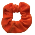Chouchou en velours orange vif avec une texture douce sur un fond blanc impeccable - Jaune Orangé