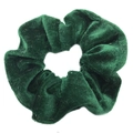 Chouchou en velours vert foncé avec texture douce et aspect brillant sur fond blanc - Vert Foncé