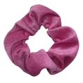 Chouchou en velours rose doux avec plis élégants sur fond blanc immaculé - Prune Claire