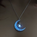 Collana con pendente a luna cava luminosa con perla blu brillante per festa di Halloween - Celeste