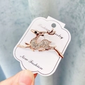 Broche élan dorée ornée de cristaux blancs et yeux en pierre noire en pose de course - A7-30
