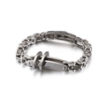 Bracciale bizantino classico da uomo in argento con dettaglio a croce su sfondo bianco - Color Acciaio