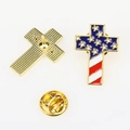 Voor- en achteraanzicht van metalen kruisspeld met Amerikaanse vlag emaille en gouden vlindersluiting - USA Kruis A00577