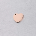 Detailansicht herzförmiger Anhänger in Roségold aus poliertem Edelstahl mit einem Loch - Roségold