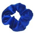 Chouchou en velours bleu avec texture plissée douce sur fond blanc pour femme - Bleu saphir