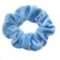 Chouchou en velours bleu clair avec texture douce et finition brillante pour femme - Bleu clair