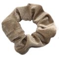Chouchou en velours marron clair avec texture douce pour femme sur fond blanc - Café Clair